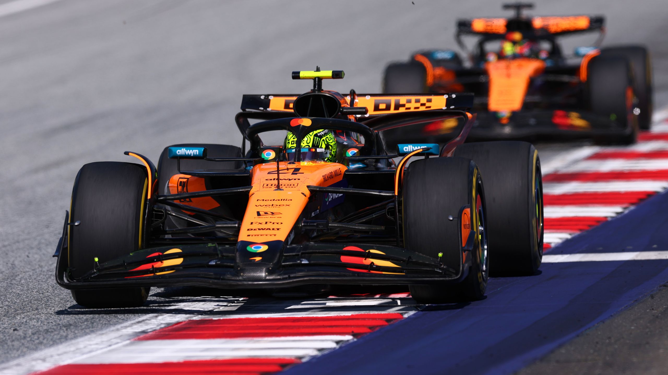 découvrez l’analyse du duel intense entre oscar piastri et lando norris en f1, un affrontement fratricide qui bouleverse la dynamique chez mclaren. entre rivalité et stratégies, plongez dans les coulisses de cette saison pleine de rebondissements.