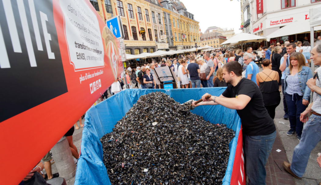 découvrez la richesse de la gastronomie à la braderie de lille ! profitez des saveurs locales, des spécialités culinaires et d'une ambiance festive unique en parcourant les rues de la capitale des flandres.