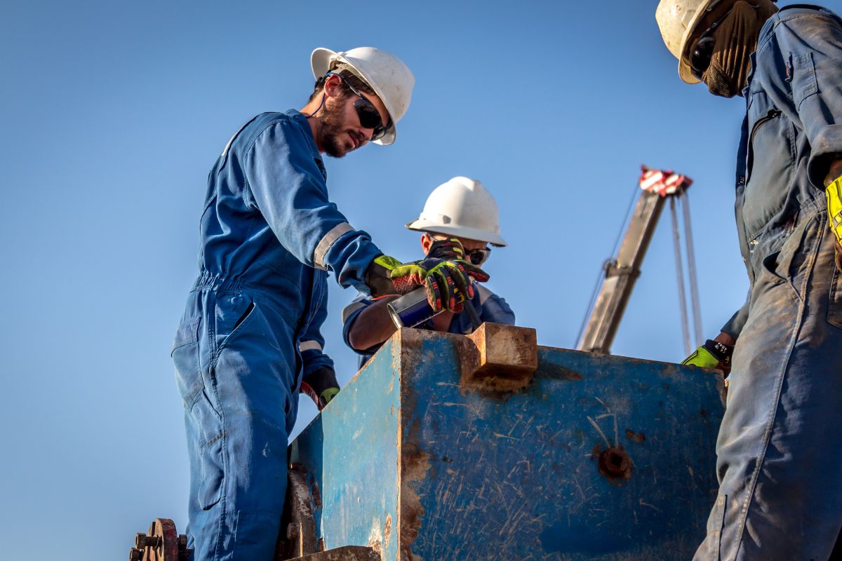 découvrez tout sur le travail en plateforme pétrolière : missions, conditions, qualifications requises, salaires et conseils pour postuler à un emploi offshore.