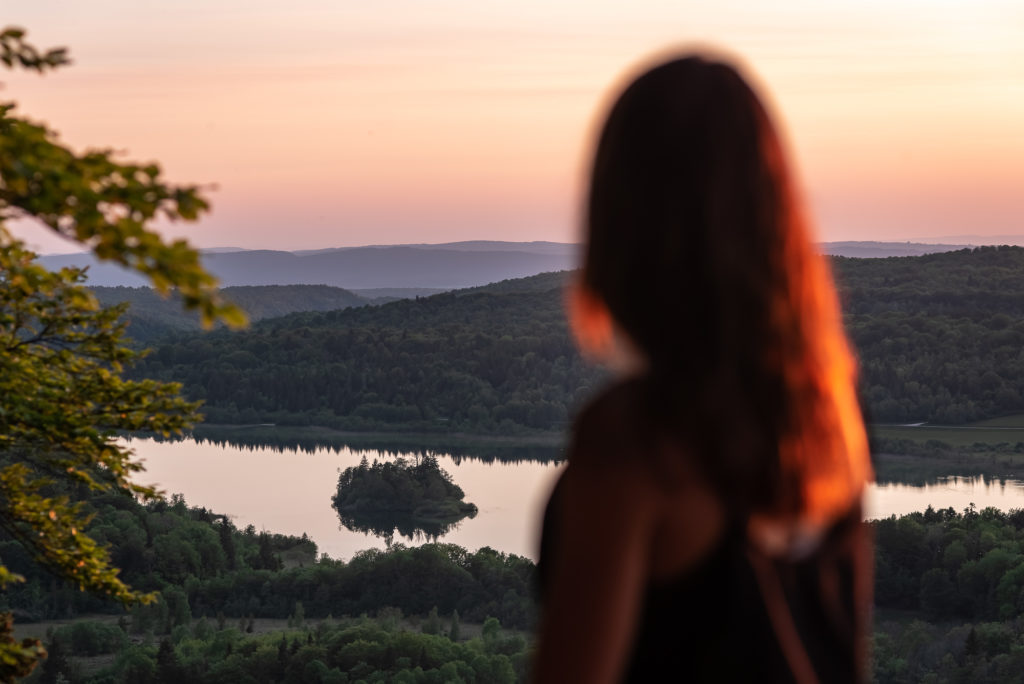 découvrez les charmants villages du jura lors d'un road-trip inoubliable. plongez dans la beauté naturelle de cette région et explorez ses paysages pittoresques, ses traditions locales et sa gastronomie savoureuse.