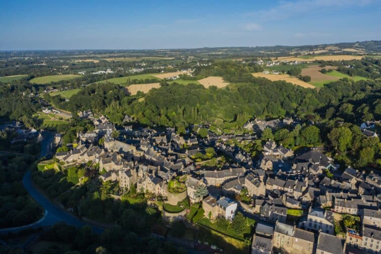 découvrez les charmants villages médiévaux de bretagne, où l'histoire et la beauté naturelle se rencontrent. explorez des ruelles pavées, des maisons à colombages et des paysages enchanteurs. plongez dans le riche patrimoine culturel breton et laissez-vous séduire par l'authenticité de ces lieux chargés d'histoire.