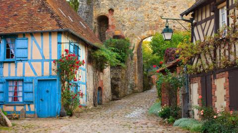 découvrez les plus beaux villages de france : charme authentique, patrimoine préservé et paysages pittoresques. partez à la rencontre de lieux uniques pour une escapade inoubliable entre culture et nature.