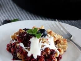 découvrez notre recette de crumble chocolat et fruits rouges : un dessert croustillant, fondant et gourmand, parfait pour régaler petits et grands à tout moment de l’année.