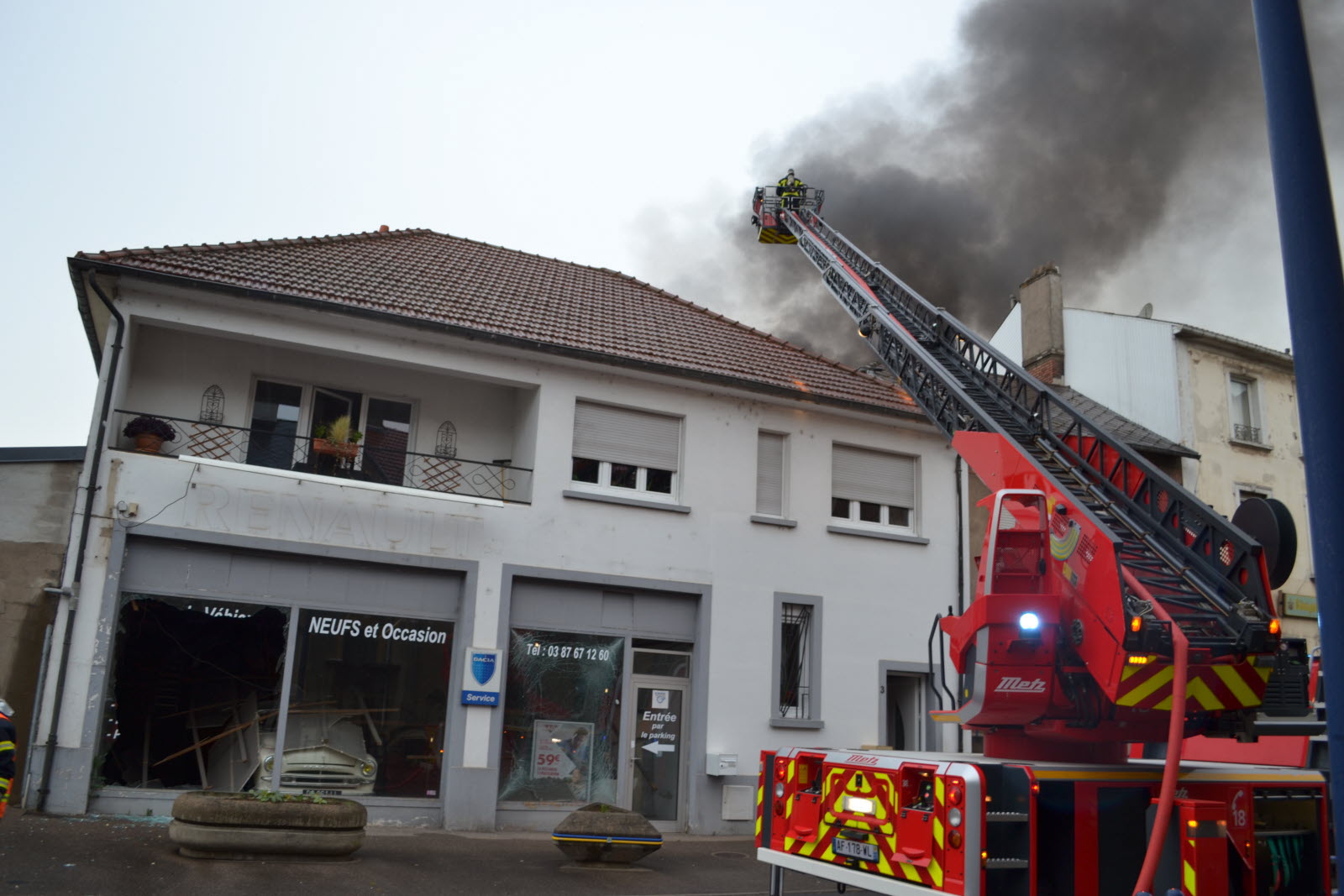 découvrez comment les pompiers de rennes sont intervenus rapidement lors d'un incendie dans un garage et ont réussi à sauver plusieurs voitures des flammes. informations et témoignages.