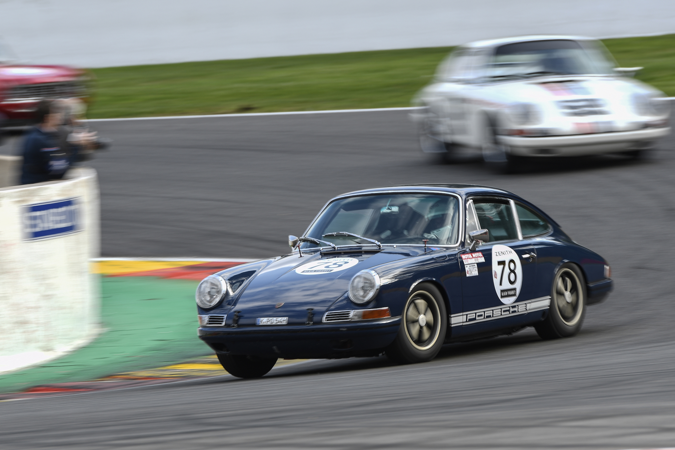 découvrez l'univers fascinant des voitures de course historiques : modèles emblématiques, compétitions légendaires et histoire des grandes marques qui ont marqué le sport automobile.