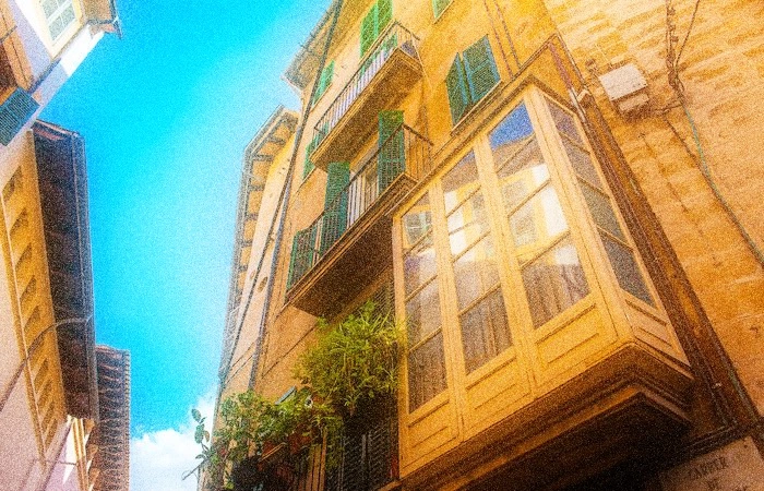 découvrez les limites et régulations à connaître pour louer un logement via airbnb en copropriété. informations essentielles pour respecter la législation et éviter les conflits entre copropriétaires.