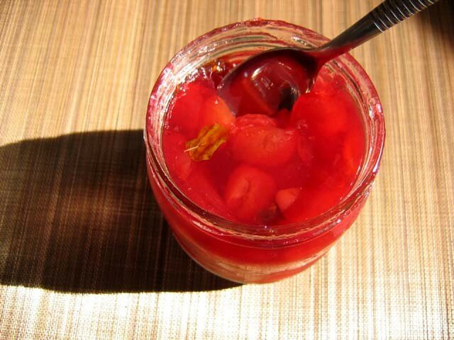 découvrez notre confiture artisanale cerise basilic : une alliance unique de la douceur des cerises mûres et la fraîcheur aromatique du basilic, parfaite pour sublimer tartines, desserts et fromages.