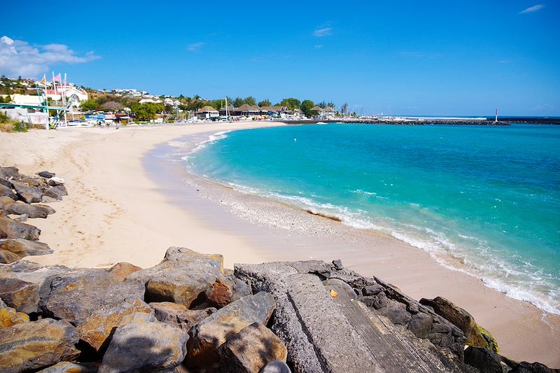 découvrez les incontournables de l’île de la réunion : sites naturels, randonnées, plages, culture créole et spécialités locales pour un voyage mémorable au cœur de l’océan indien.
