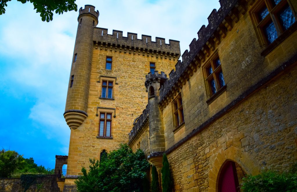 découvrez les lieux hantés les plus célèbres de france : histoires effrayantes, légendes mystérieuses et sites à visiter pour vivre des sensations fortes. plongez dans le paranormal à travers tout le pays !