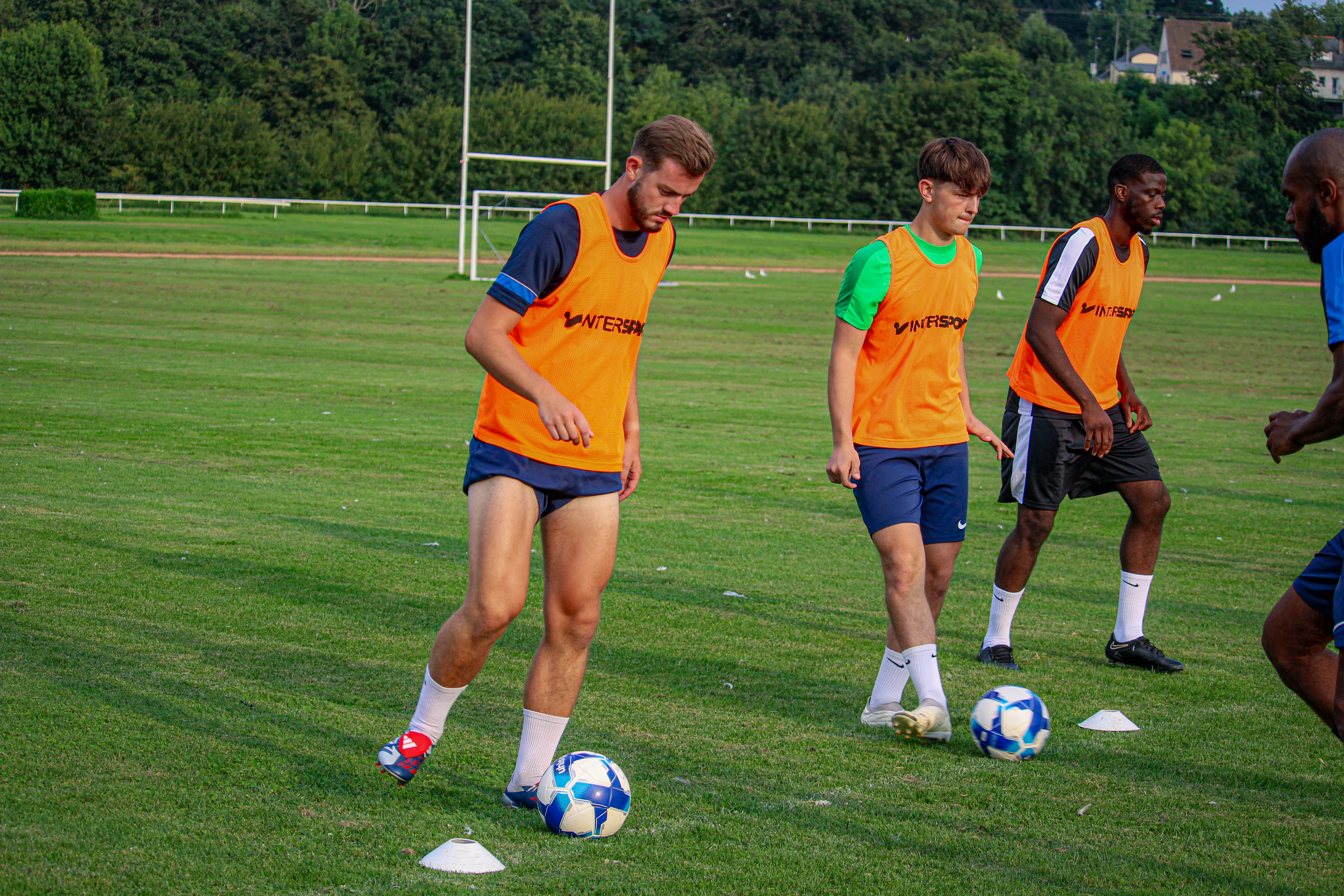 découvrez l'affiche mans villaret contre sablé fc en régional 1 : analyses, enjeux du match, statistiques des équipes et infos clés pour ne rien manquer de cette rencontre passionnante du championnat r1.