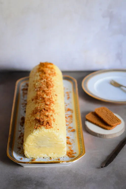 découvrez notre délicieuse bûche vanille spéculoos, le dessert parfait pour un noël gourmand et festif. un mariage subtil de saveurs pour émerveiller vos papilles.