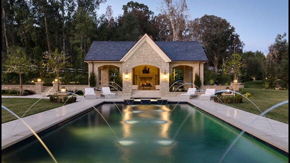 découvrez la demeure luxueuse des kardashian mise en vente, une propriété exceptionnelle alliant élégance et confort au cœur d'un cadre prestigieux.