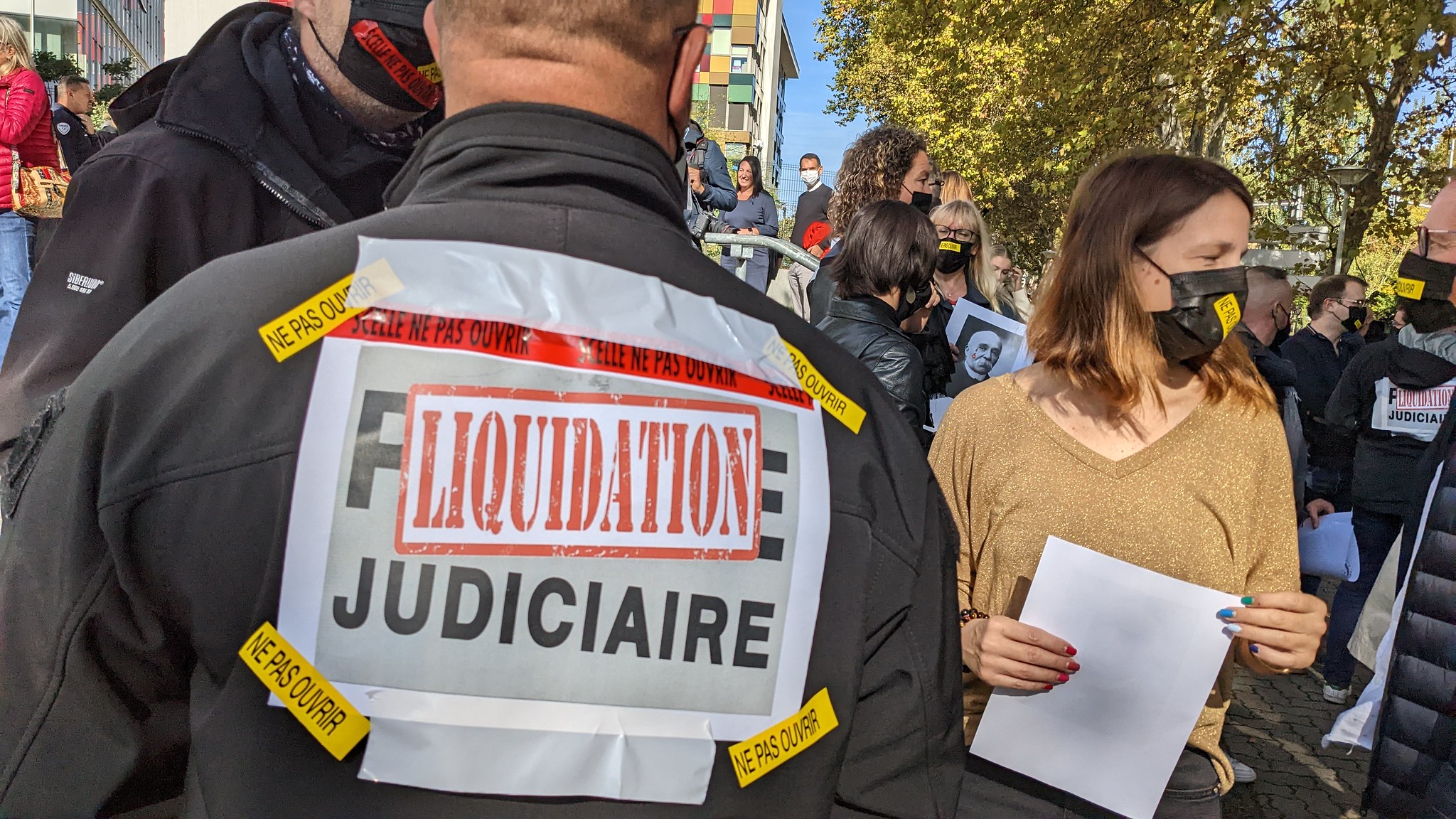 grève chez lesaffre à strasbourg : les salariés manifestent contre la suppression de 39 postes, revendiquant la protection de l'emploi et des conditions de travail.