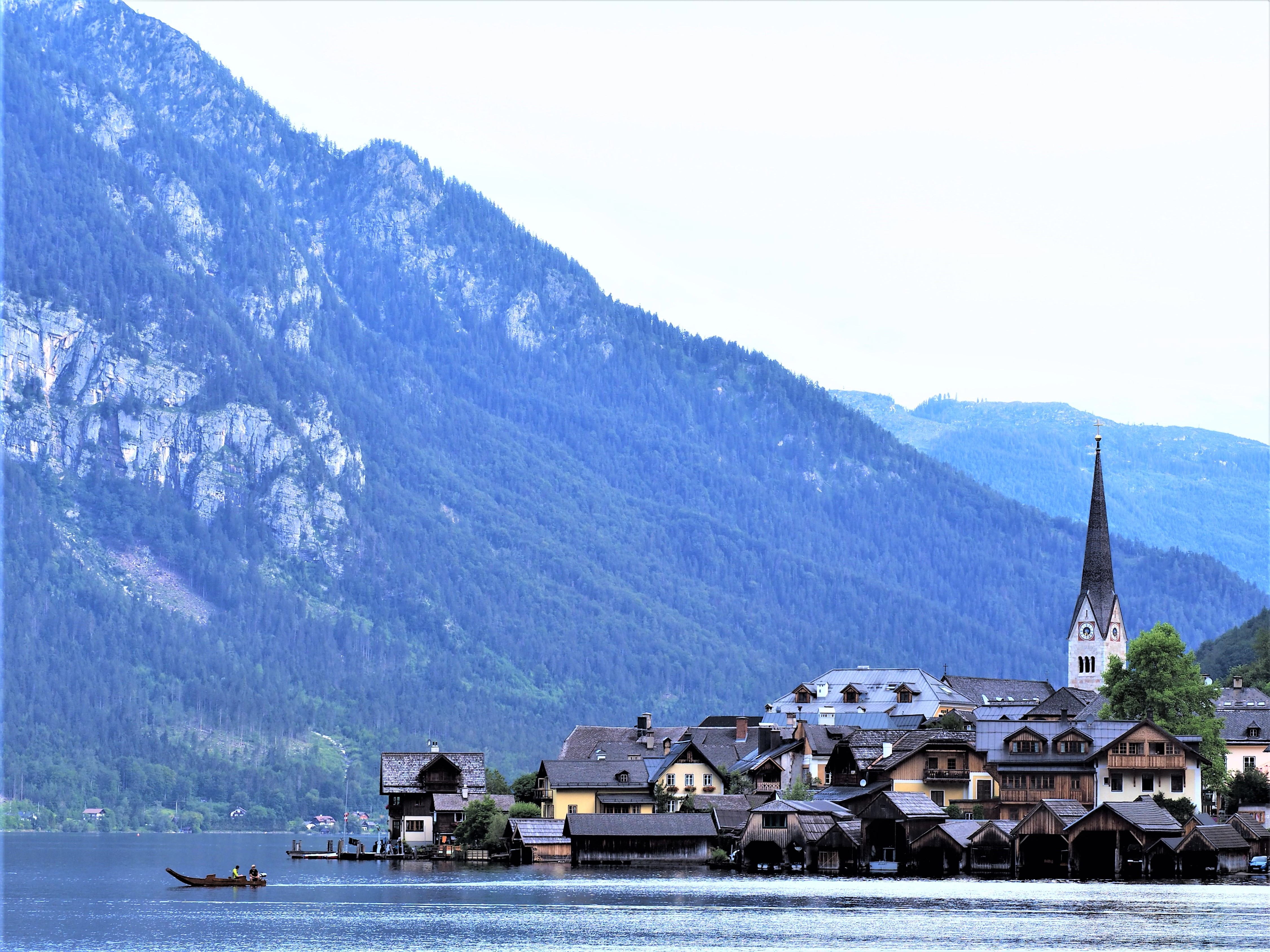 découvrez hallstatt en autriche : une destination idéale pour la randonnée et l'exploration des magnifiques lacs alpins. profitez de paysages exceptionnels et d'activités en plein air.