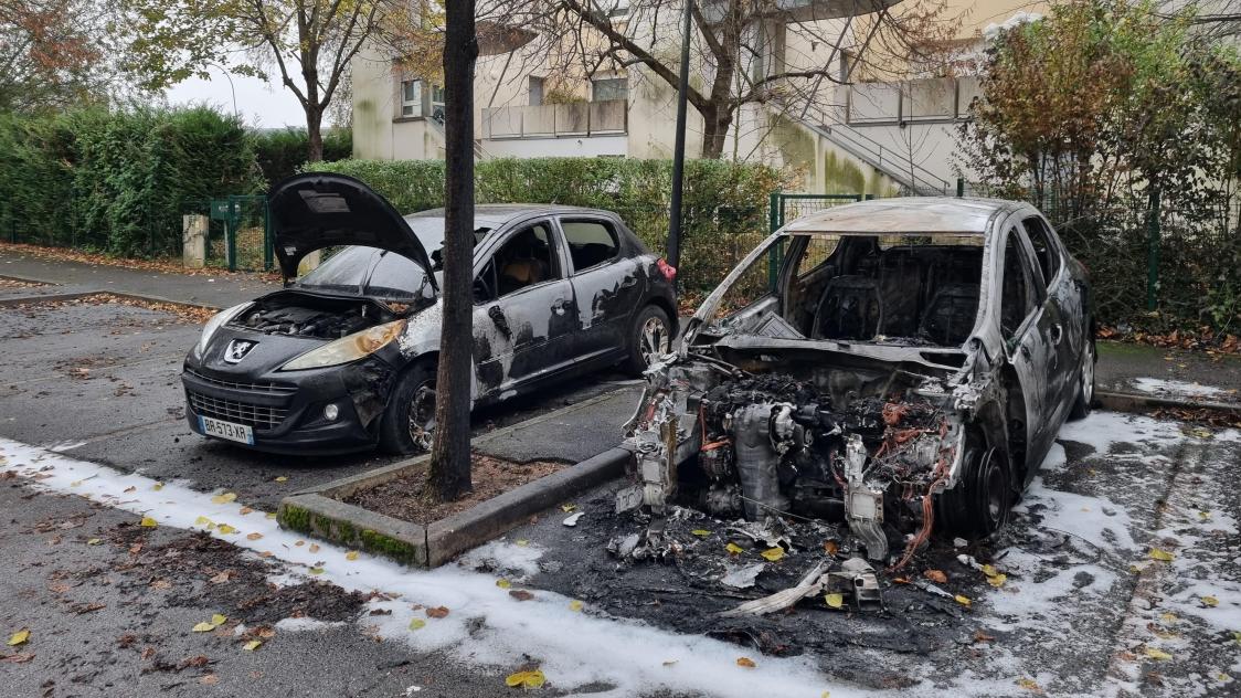 un incendie suspect a détruit plusieurs voitures à uzès. une enquête a été ouverte pour déterminer les causes et identifier les responsables.