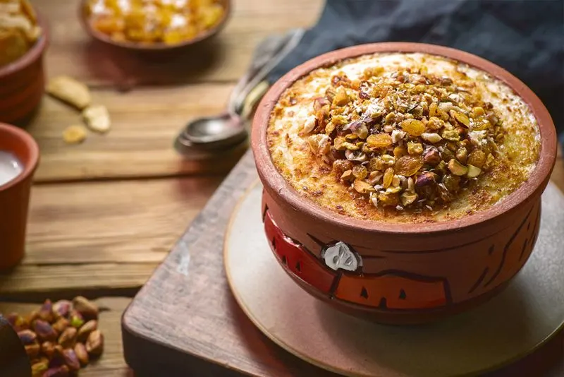 découvrez le koshary, trésor culinaire égyptien reconnu par l'unesco, un plat traditionnel savoureux alliant riz, pâtes, lentilles et sauce tomate épicée.