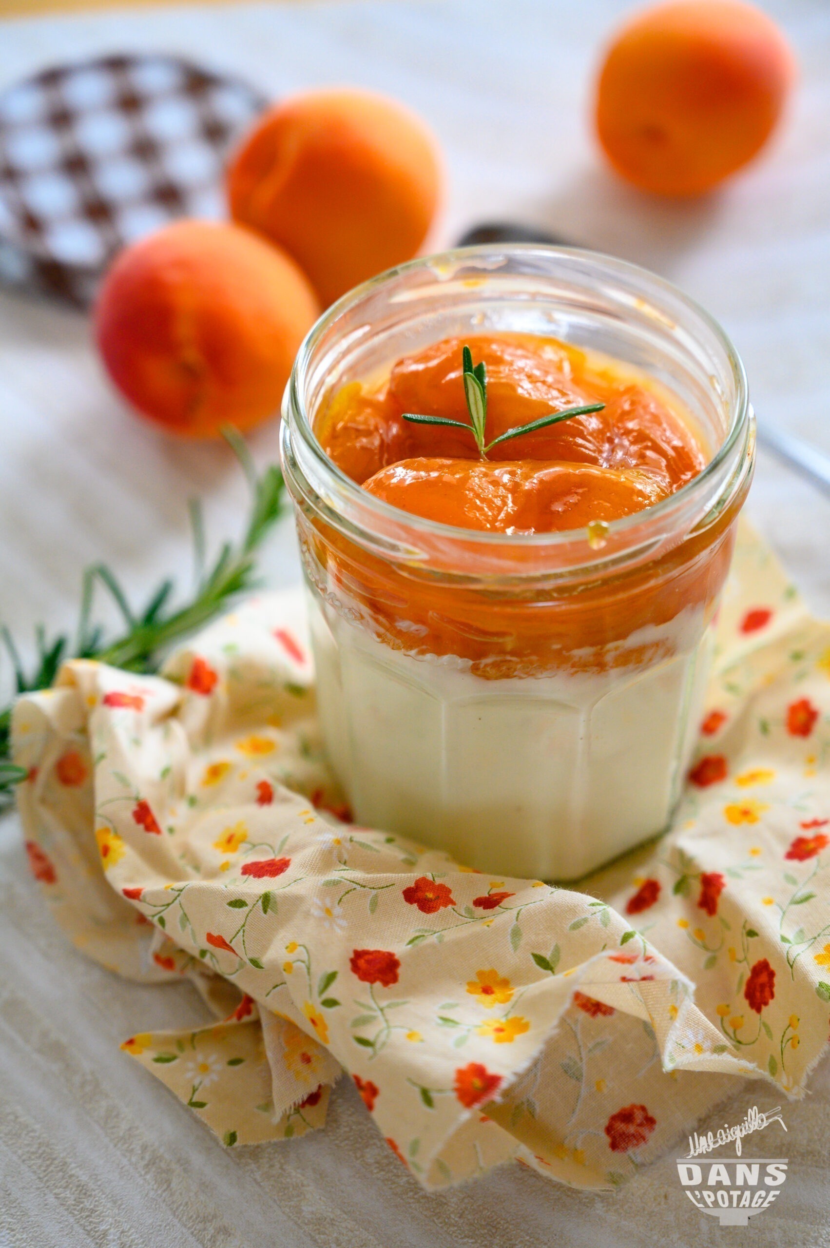 découvrez notre recette savoureuse d'abricots rôtis au romarin, une délicieuse combinaison sucrée et aromatique parfaite pour un dessert ou une garniture originale.