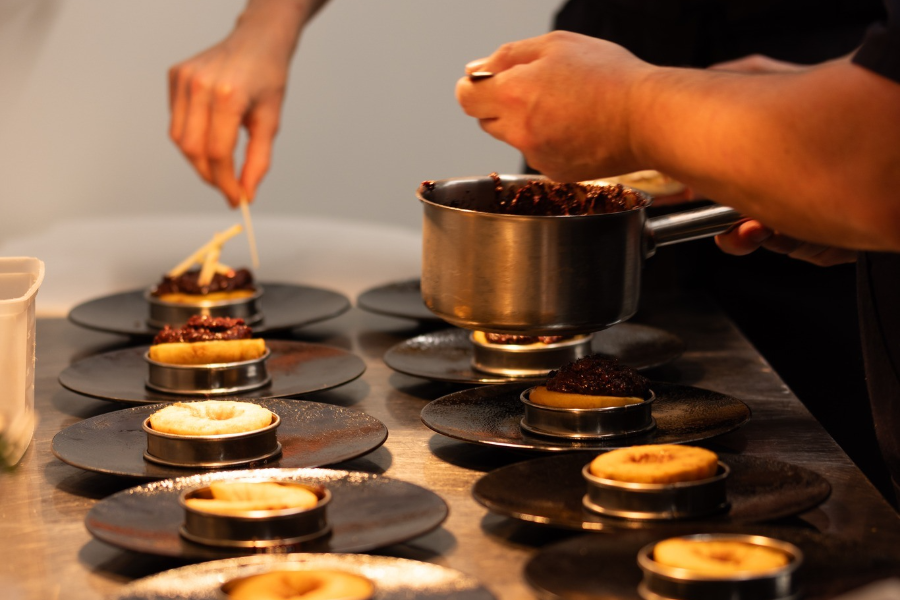 découvrez une expérience culinaire raffinée dans les pyrénées-orientales, alliant saveurs locales et créativité pour un voyage gastronomique inoubliable.