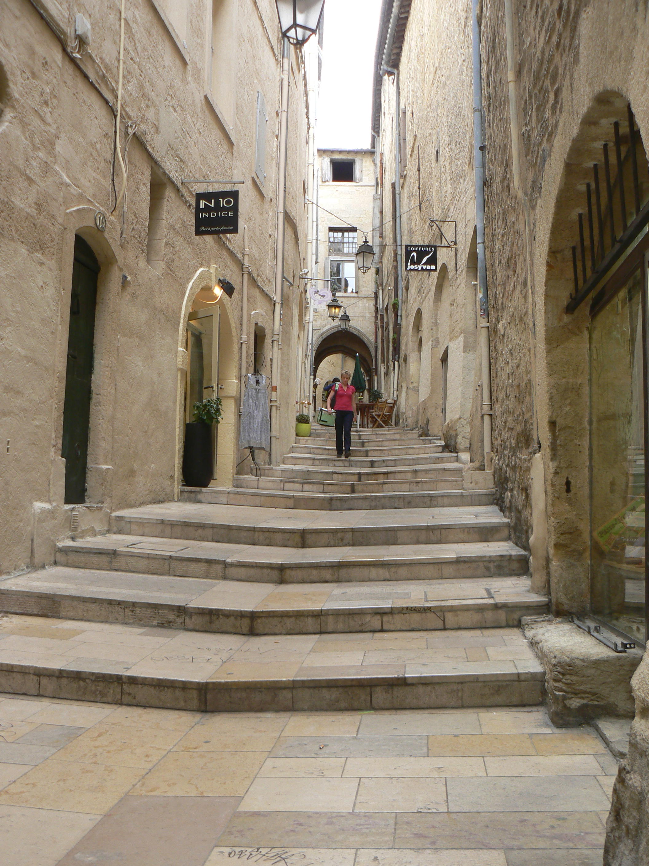 découvrez le guide incontournable des ruelles historiques de montpellier, une immersion au cœur du patrimoine et de l'histoire de cette charmante ville méridionale.