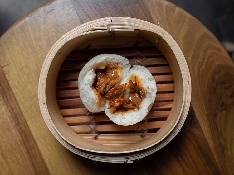 découvrez la maîtrise discrète du chef hu deok-juk, une expertise culinaire alliant tradition et innovation pour des saveurs authentiques.