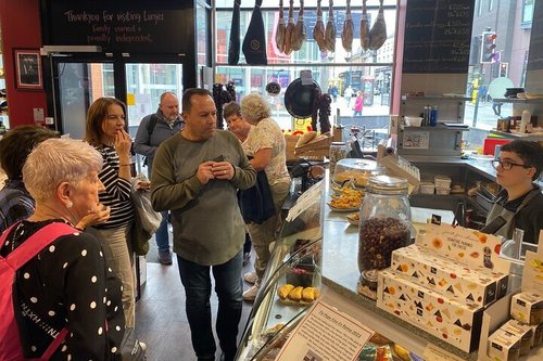 découvrez manchester à travers un food tour unique avec ces 5 restaurants incontournables qui raviront vos papilles.
