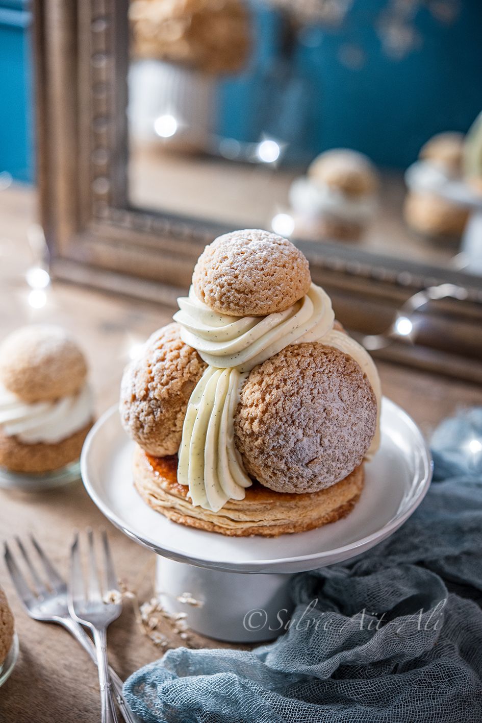 découvrez notre saint-honoré revisité aux saveurs gourmandes de caramel et de vanille, une délicieuse alliance pour les amateurs de pâtisserie raffinée.