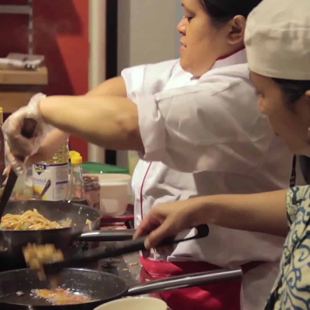 découvrez la vision culinaire unique d'un chef-sommelier indonésien, alliant savoir-faire gastronomique et passion pour les vins d'exception.