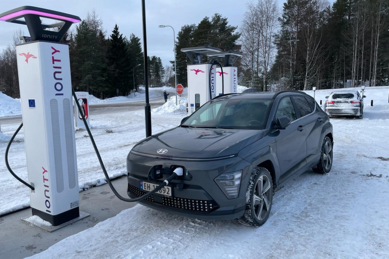 découvrez comment l’électrification impacte l’industrie automobile en europe, provoquant une crise majeure et des transformations profondes du marché.