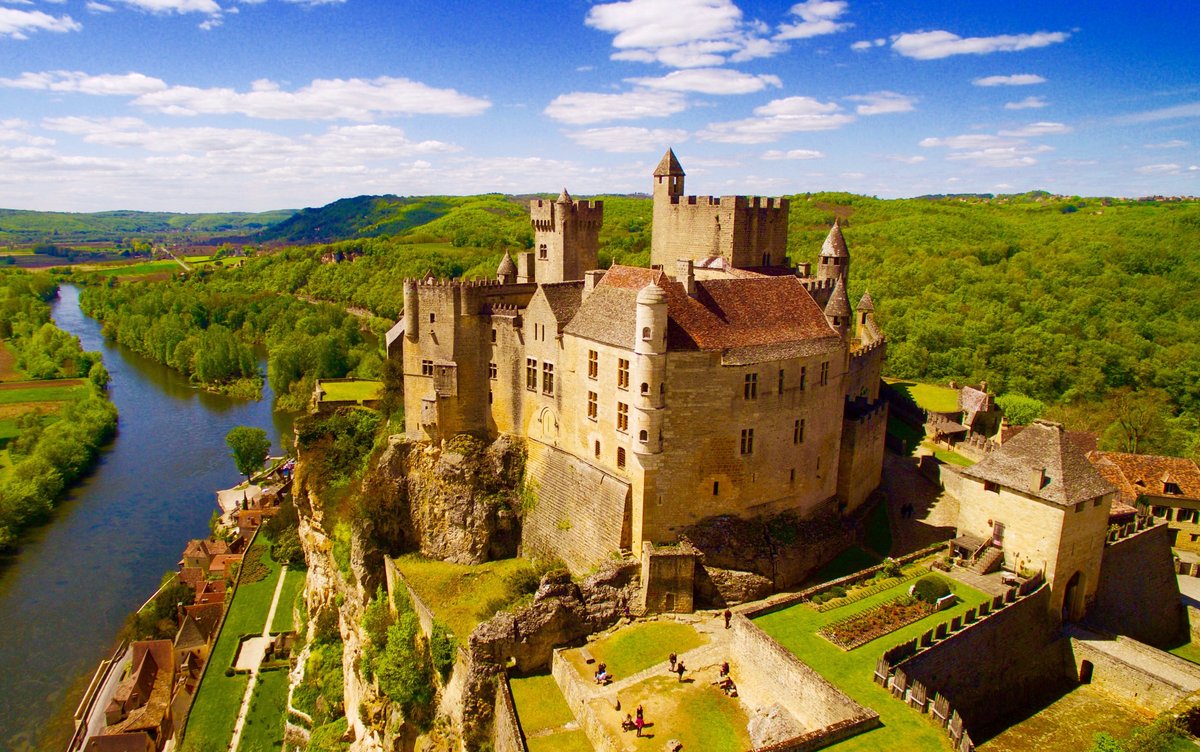 découvrez les plus beaux villages de dordogne à visiter, riches en histoire, charme et paysages pittoresques pour un voyage inoubliable.