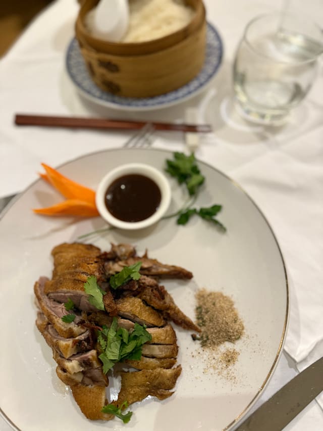 découvrez une dégustation hongkongaise authentique au cœur de paris et savourez des plats traditionnels riches en saveurs uniques.