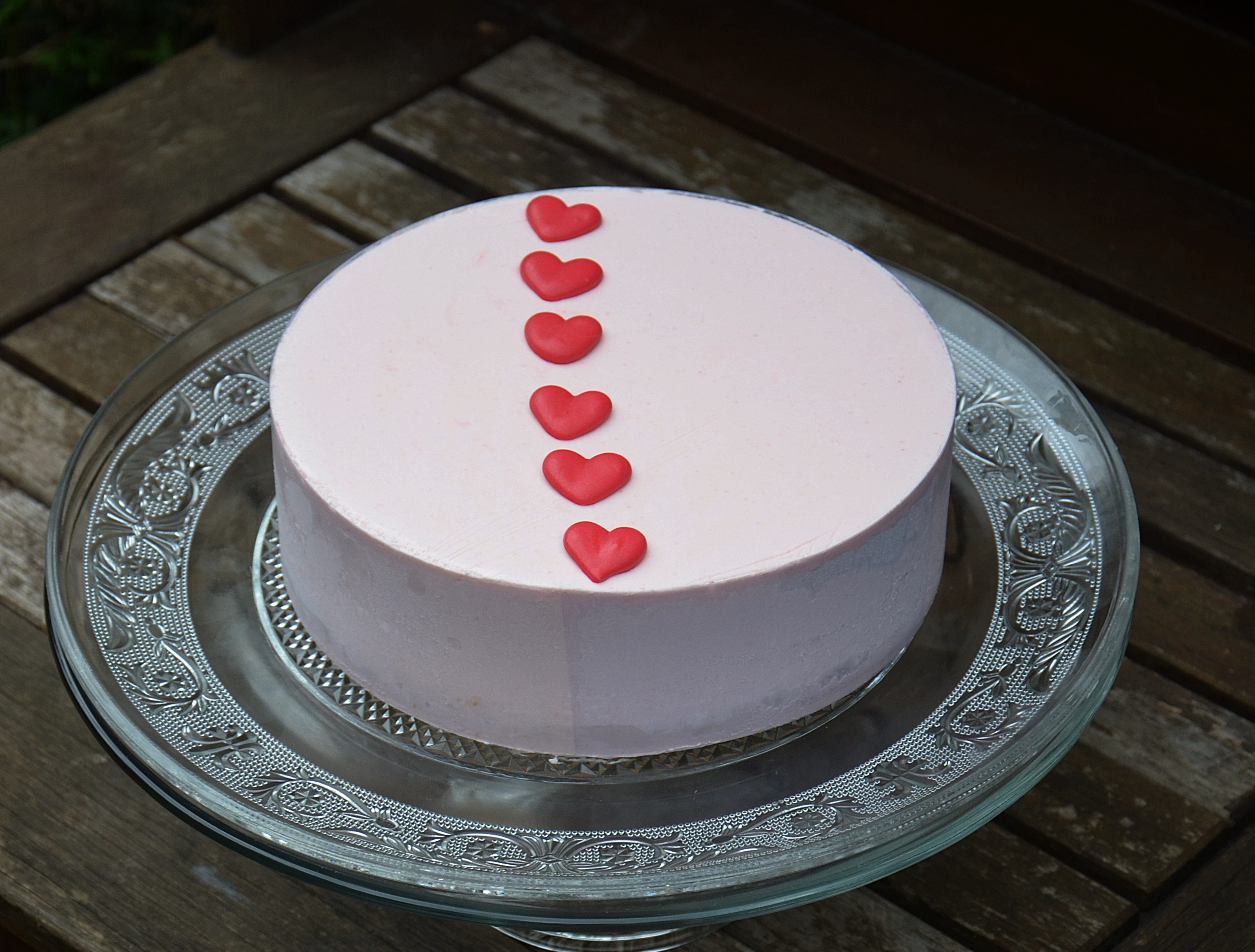 découvrez notre entremets gourmand alliant fraise, rhubarbe et vanille, sublimé par un décor original en forme de tracteur pour une expérience sucrée unique et ludique.