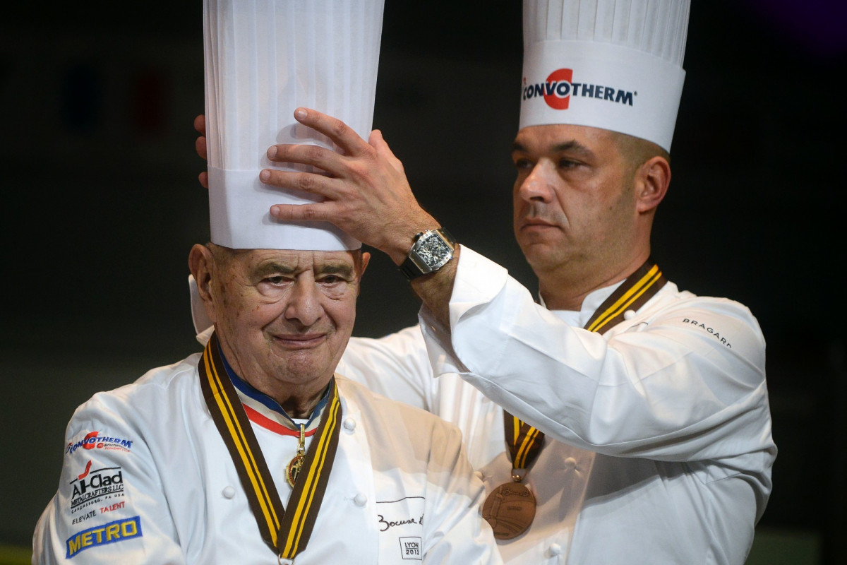 découvrez notre épisode spécial en hommage à paul bocuse, célébrant la légende de la gastronomie française et son héritage culinaire exceptionnel.