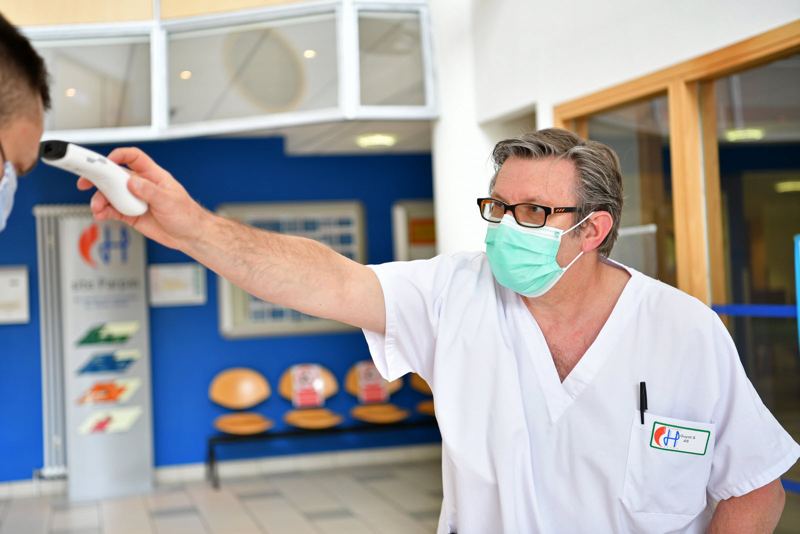 un médecin d'autun a été mis en examen pour des faits sexuels. découvrez les détails de cette affaire judiciaire en cours.