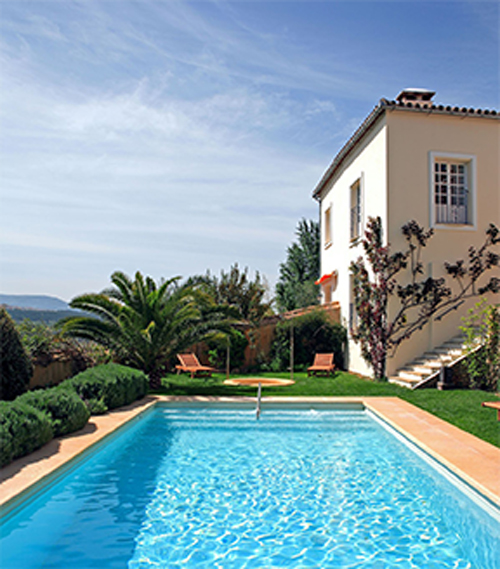 découvrez comment une piscine peut valoriser votre bien immobilier en augmentant son attractivité et sa valeur sur le marché.