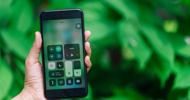 découvrez la signification du point vert sur votre smartphone et ce qu'il indique concernant la caméra ou les applications en cours d'utilisation.