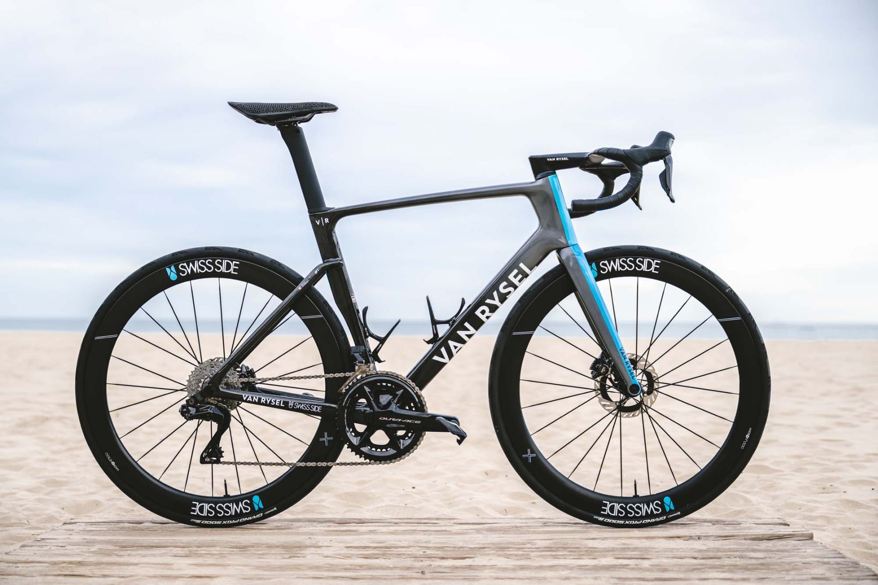 découvrez le top 4 des vélos de luxe pour le cyclotourisme en 2025, alliant confort, performance et design pour vos aventures à vélo.