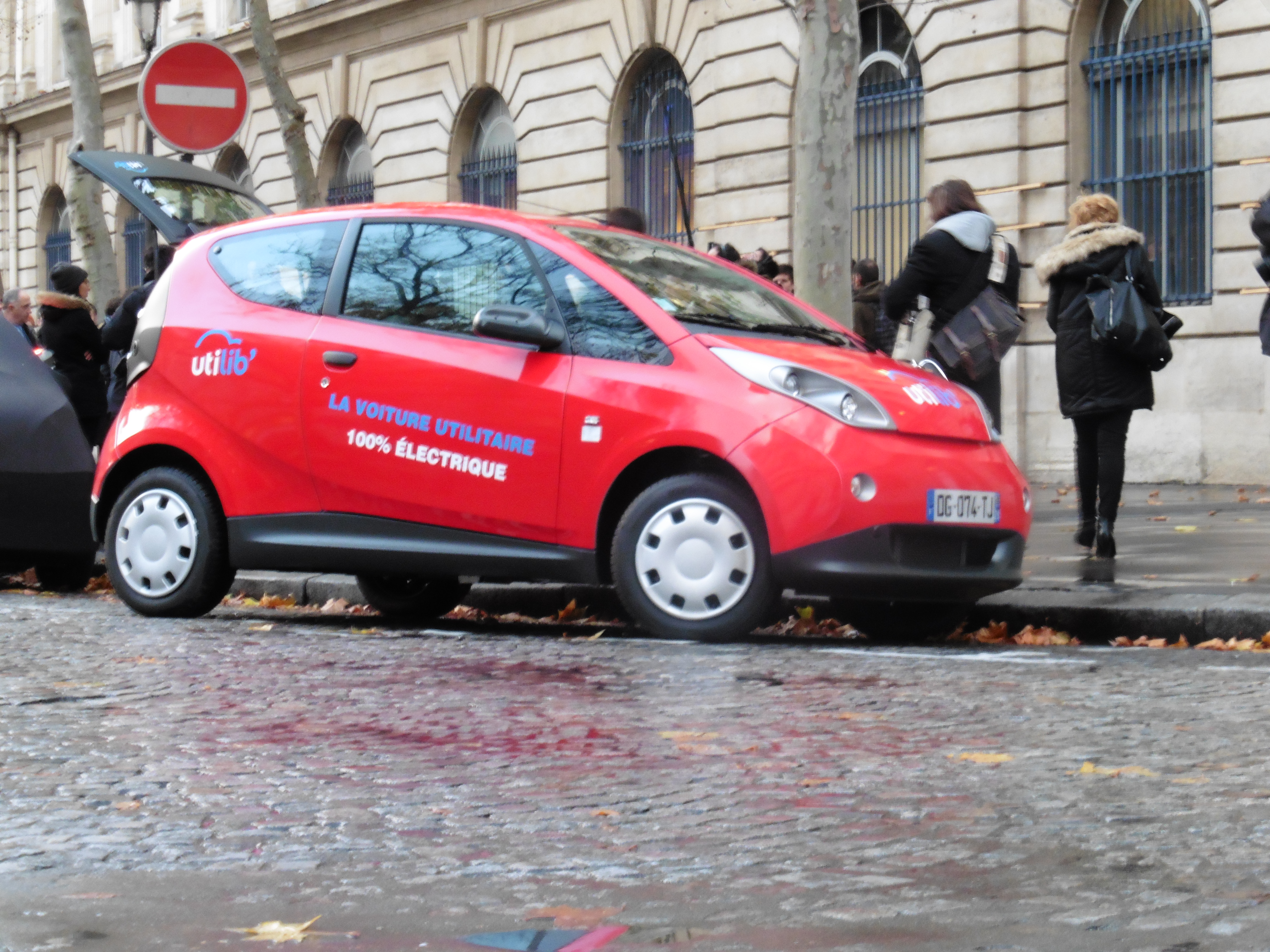 une voiture circulant en sens inverse percute un couple à myennes, entraînant des conséquences graves. découvrez les détails de cet accident.