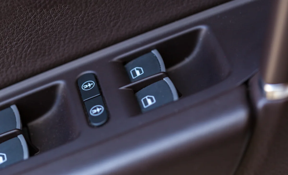 effectuez un contrôle technique complet de votre vitre électrique pour assurer son bon fonctionnement et votre sécurité sur la route.