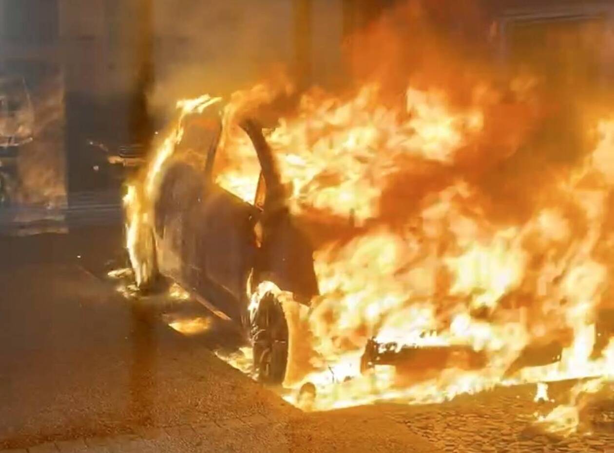 un incendie survenu la nuit dernière en loire-atlantique a détruit cinq voitures, mobilisant les secours pour maîtriser les flammes et enquêter sur l'origine du sinistre.